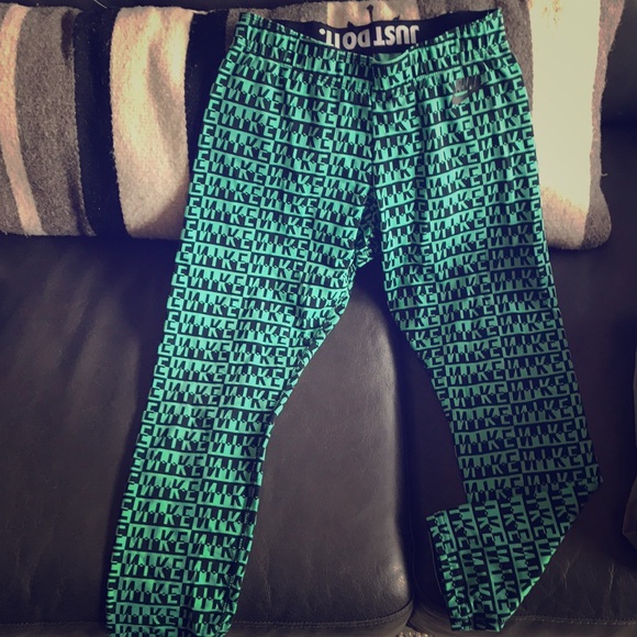 Nike workout leggings cropped size small EUC